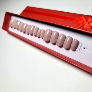 Simplicity Press on Nails